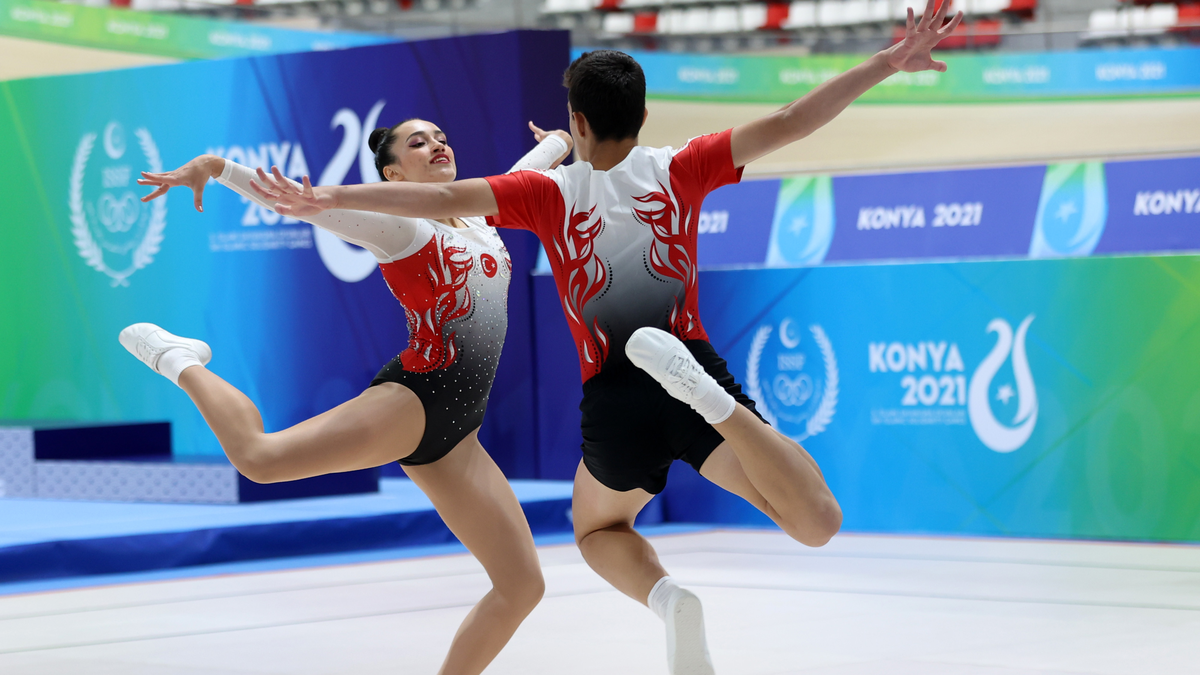 Смешанная пара на ковре спортивной аэробики
