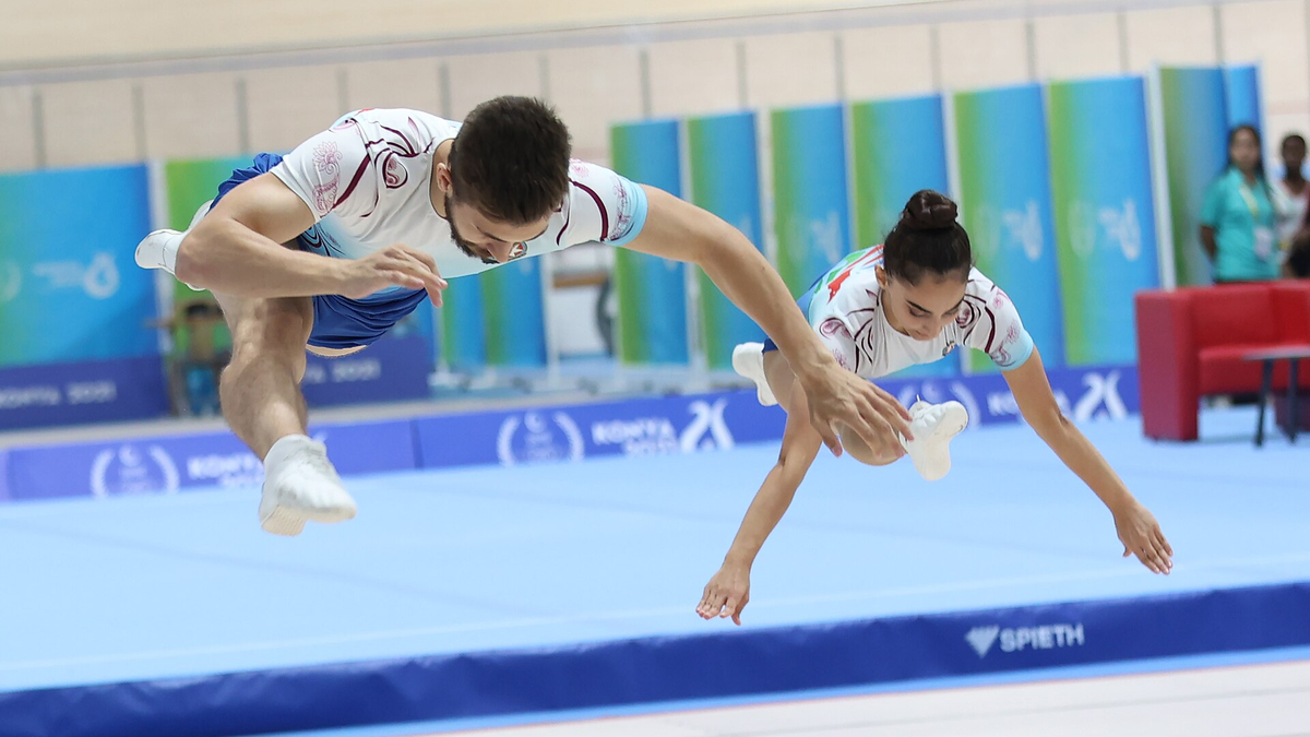 Спортивная аэробика на помосте 10 на 10: шаги с отскоком и силовые упоры